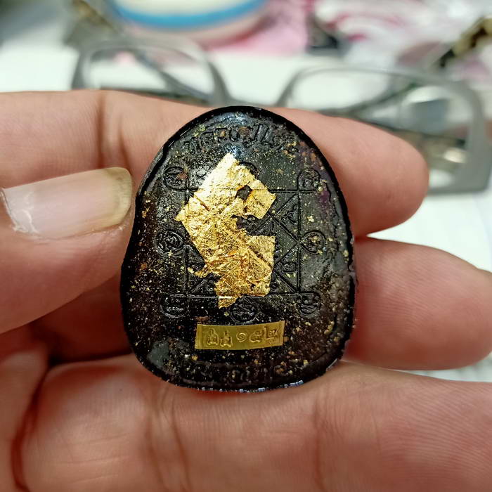 พิมพ์พระปิดตากนกข้างบูชาครู หลวงปู่โต๊ะ หลวงพ่อนงค์ วัดบางน้ำชน ธนบุรี จ.กรุงเทพ ปี 2565 เนื้อดำ