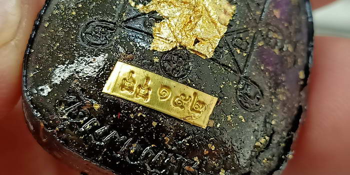 พิมพ์พระปิดตากนกข้างบูชาครู หลวงปู่โต๊ะ หลวงพ่อนงค์ วัดบางน้ำชน ธนบุรี จ.กรุงเทพ ปี 2565 เนื้อดำ