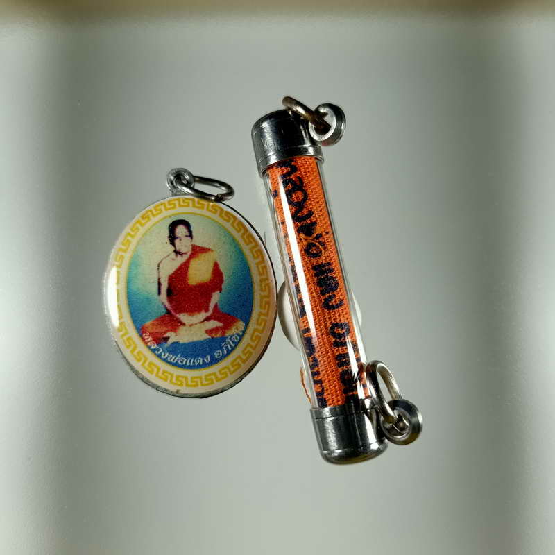 ล็อกเก็ต+ตะกรุดผ้ายันต์พร้อมใช้ หลวงพ่อแดง อภิโชโต(ร่างเป็นหิน) วัดใหม่บำเพ็ญผล(วัดท่าแห) 