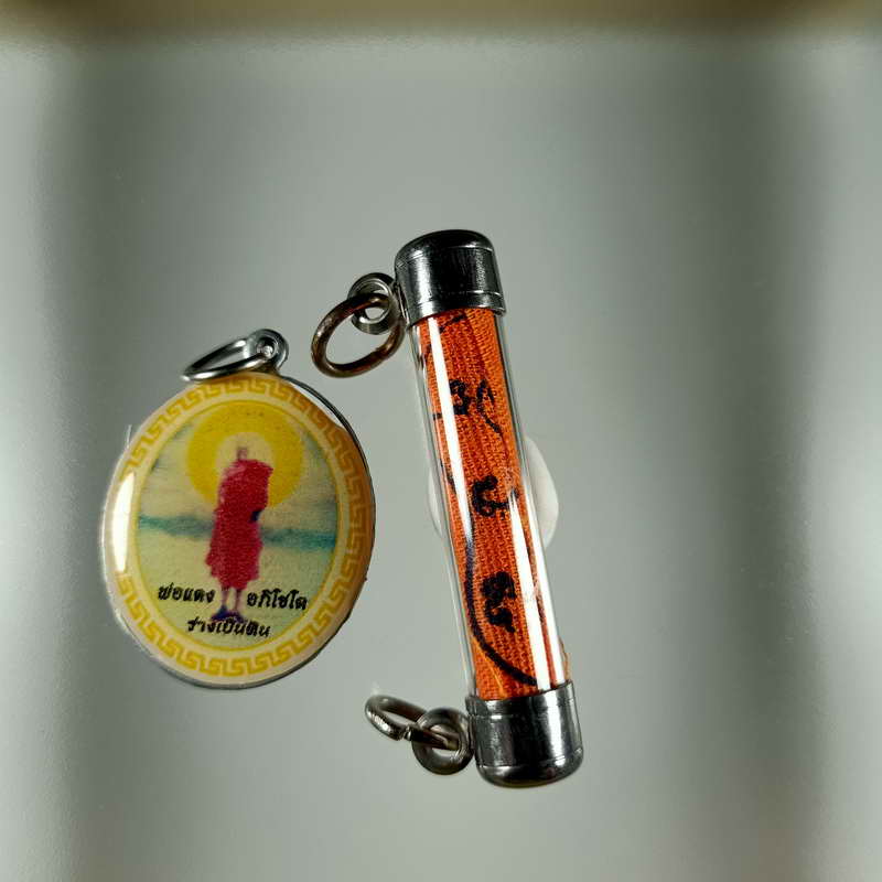 ล็อกเก็ต+ตะกรุดผ้ายันต์พร้อมใช้ หลวงพ่อแดง อภิโชโต(ร่างเป็นหิน) วัดใหม่บำเพ็ญผล(วัดท่าแห) 