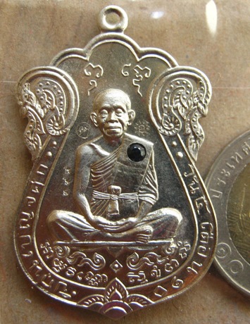 หลวงพ่อคูณ"เสมาที่ระฤกเลื่อนสมณศักดิ์47 "เนื้ออัลปาก้าฝังไพลินสวยสุดๆพร้อมกล่อง