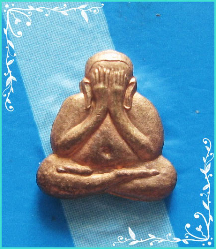 ..ลป.ทรง วัดศาลาดิน อท. พระปิดตาองค์จ้อย เนื้อทองแดง หลังรูป ปี 48..