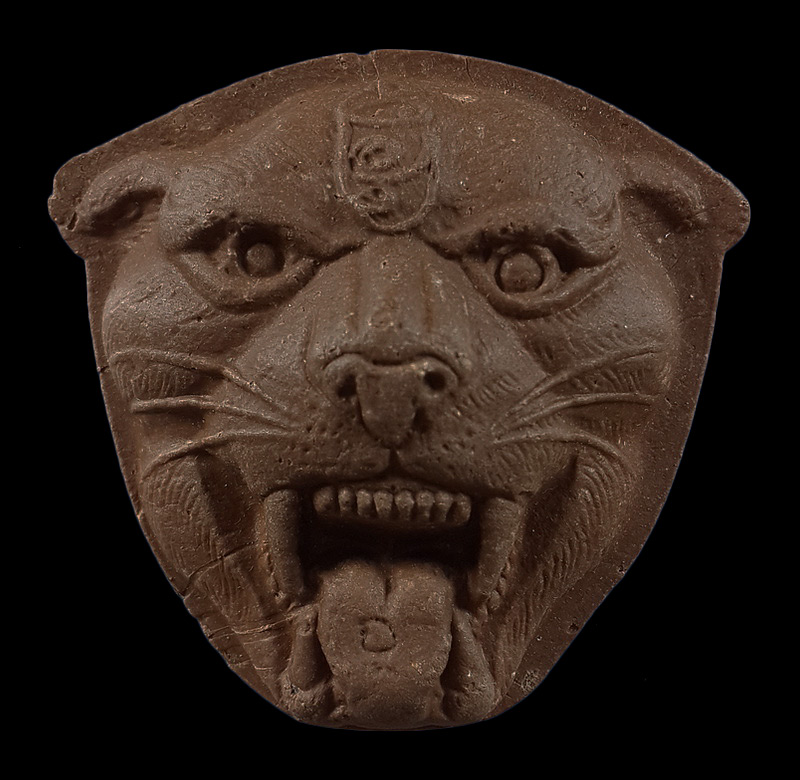 พระผงหน้าเสือมหาอำนาจ หลวงพ่อเปิ่น วัดบางพระ จ.นครปฐม ฝังพลอยด้านหลัง 