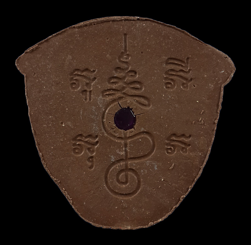 พระผงหน้าเสือมหาอำนาจ หลวงพ่อเปิ่น วัดบางพระ จ.นครปฐม ฝังพลอยด้านหลัง 