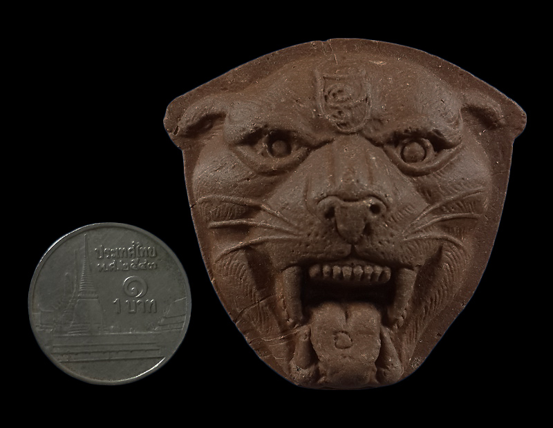 พระผงหน้าเสือมหาอำนาจ หลวงพ่อเปิ่น วัดบางพระ จ.นครปฐม ฝังพลอยด้านหลัง 