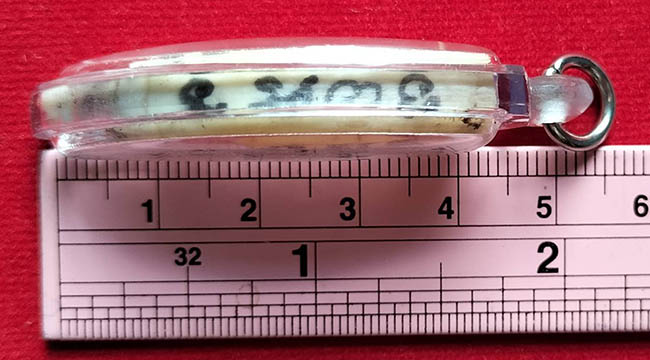 ฟันจระเข้ จารมือ 4 ด้าน หลวงพ่อวิรัช วัดดีบอน ราชบุรี เลี่ยมพร้อมใช้(เลี่ยมสีฟ้า)