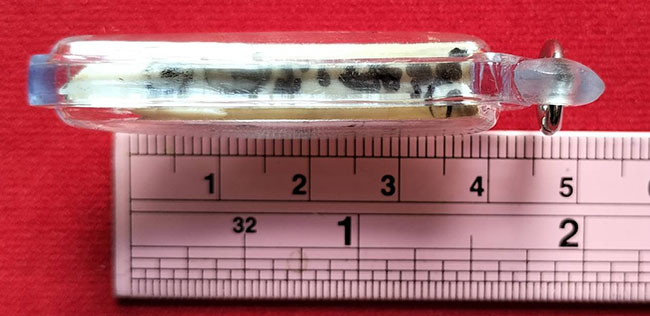 ฟันจระเข้ จารมือ 4 ด้าน หลวงพ่อวิรัช วัดดีบอน ราชบุรี เลี่ยมพร้อมใช้(เลี่ยมสีฟ้า)