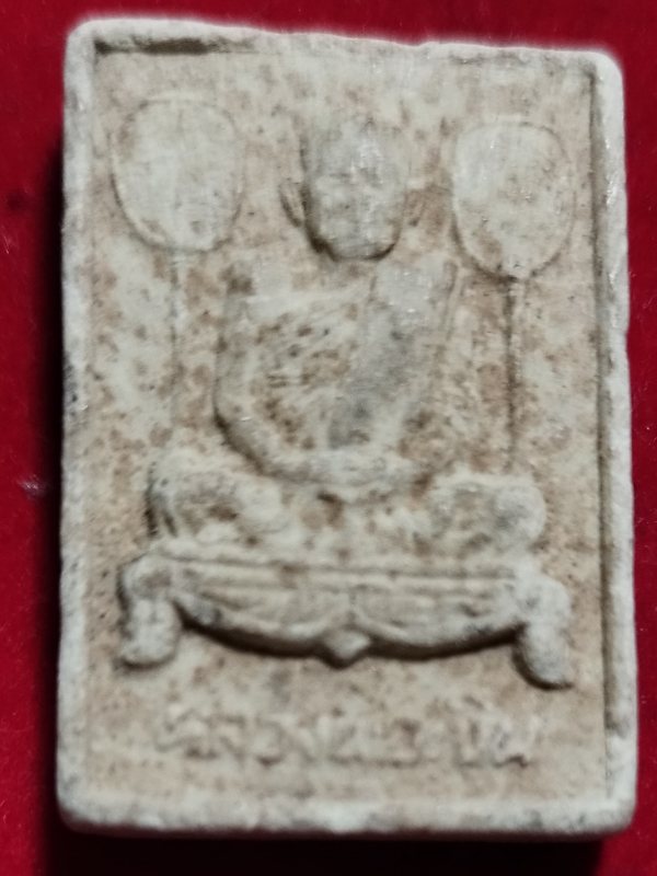 ((เคาะเดียว 50-)) พระผงหลวงพ่อเงิน วัดบางคลาน จ พิจิตร นั่งสมาธิบนขาโต๊ะ มีพัดยศ 2 อันซ้าย-ขวา 