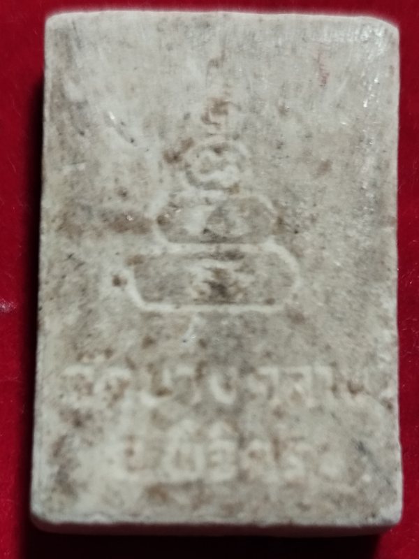 ((เคาะเดียว 50-)) พระผงหลวงพ่อเงิน วัดบางคลาน จ พิจิตร นั่งสมาธิบนขาโต๊ะ มีพัดยศ 2 อันซ้าย-ขวา 