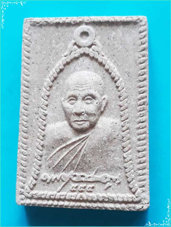 ..ลพ.เขียน วัดกะทิง พระผงรูปเหมือน พิมพ์สี่เหลี่ยม ครึ่งองค์ เนื้อผงเก่าๆ หลังยันต์ รุ่น 555..