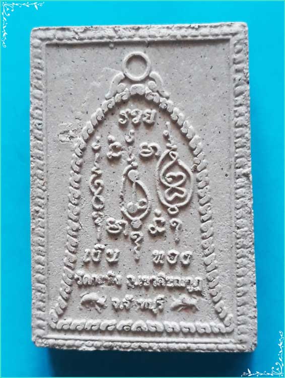 ..ลพ.เขียน วัดกะทิง พระผงรูปเหมือน พิมพ์สี่เหลี่ยม ครึ่งองค์ เนื้อผงเก่าๆ หลังยันต์ รุ่น 555..