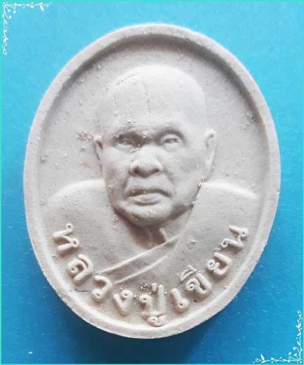 ..ลพ.เขียน วัดกะทิง พระผงรูปเหมือน ครึ่งองค์ เนื้อผงเก่าๆ หลังยันต์กะทิง ปี 57..