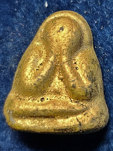  วัดเขาน้อยคีรีวัน จ.ชลบุรี พระปิดตามหามงคล(หลังตะแกรง) หลวงปู่โทน เนื้อผงคลุกรักปิดทอง ยันต์อุ ปี 4