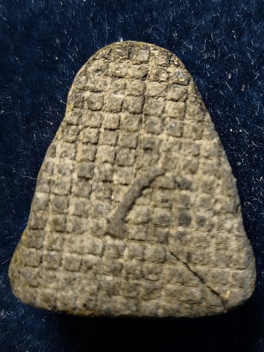  วัดเขาน้อยคีรีวัน จ.ชลบุรี พระปิดตามหามงคล(หลังตะแกรง) หลวงปู่โทน เนื้อผงคลุกรักปิดทอง ยันต์อุ ปี 4