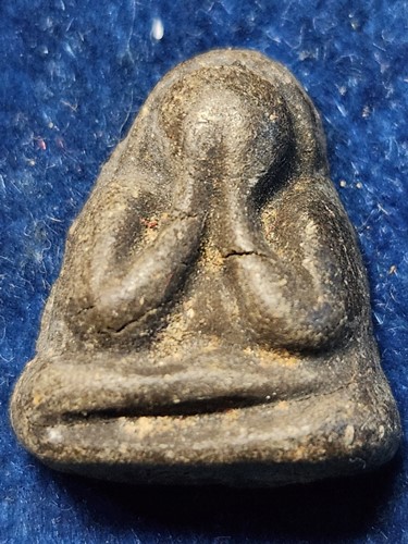  วัดเขาน้อยคีรีวัน จ.ชลบุรี พระปิดตามหามงคล(หลังตะแกรง) หลวงปู่โทน เนื้อผงคลุก ยันต์ยะ  ปี 49 