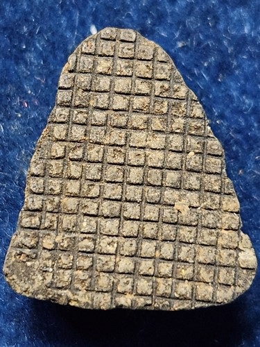  วัดเขาน้อยคีรีวัน จ.ชลบุรี พระปิดตามหามงคล(หลังตะแกรง) หลวงปู่โทน เนื้อผงคลุก ยันต์ยะ  ปี 49 