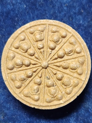 วัดเขาน้อยคีรีวัน ชลบุรี พระงบน้ำอ้อยพระเครื่องพิมพ์"ปางยมกปาฏิหาริย์"