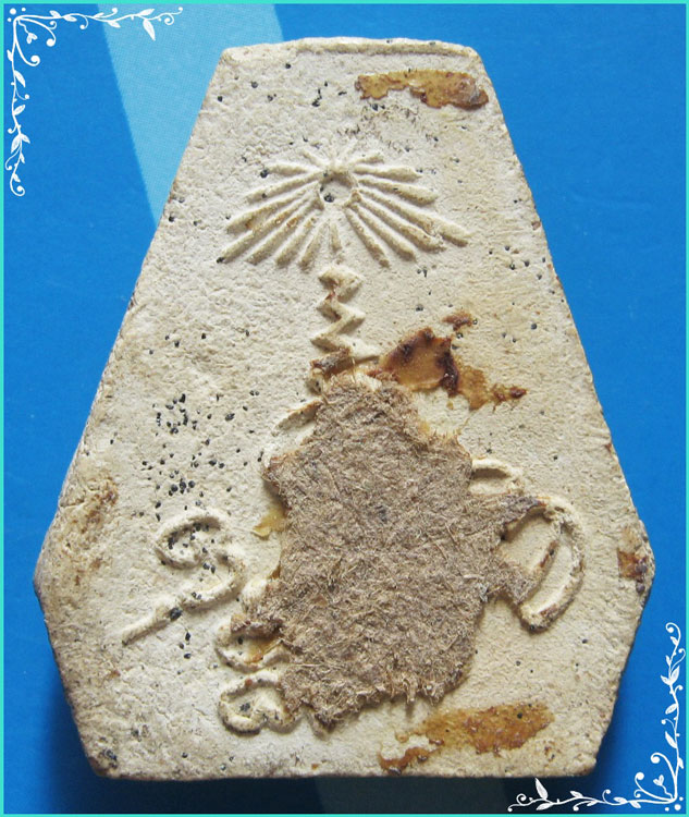 ...ลป.เฟื่อง วัดเจ้ามูล กทม พระผง พิมพ์นั่งใบโพธิ์ ตัดห้าเหลี่ยม เนื้อผงเก่าๆ หลังยันต์...