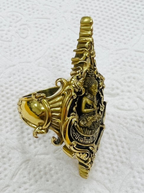 แหวนพระประธานวัดร่องขุ่น ที่ระลึก 60 ปี เนื้อทองเหลือง หมายเลข 1447 อุปกรณ์ครบกล่อง