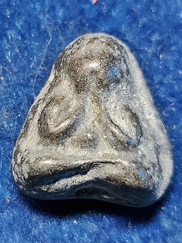 วัดโบสถ์ พนัสนิคม ชลบุรี พระปิดตาเนื้อตะกั่ว พิมพ์ ลพ.แก้ว  ปี 02