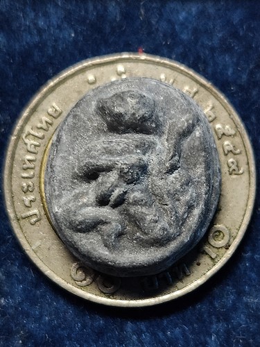 วัดเนินสุทธาวาส ชลบุรี  หนุมานตะกั่วหยอด รุ่นแรก หลังรูปเหมือน หลวงพ่อเกลี้ยง (หลวงปู่เกลี้ยง) 