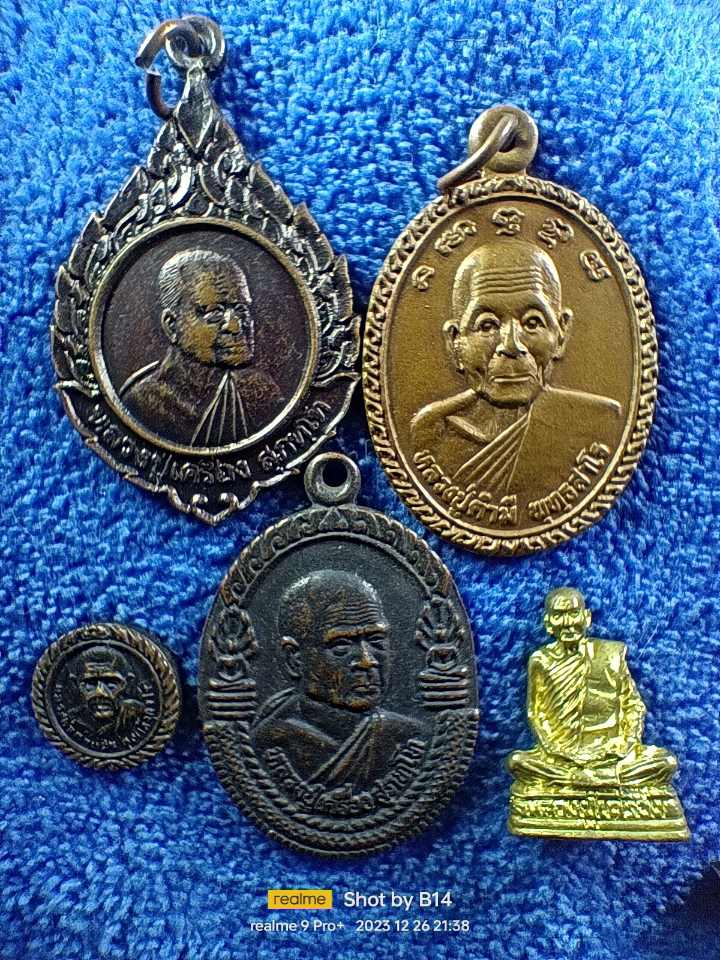 หลวงปู่เครื่อง วัดสระกำแพงใหญ่ ศรีสะเกษ สายสมเด็จลุนครับ 5 องค์ 200 บาท