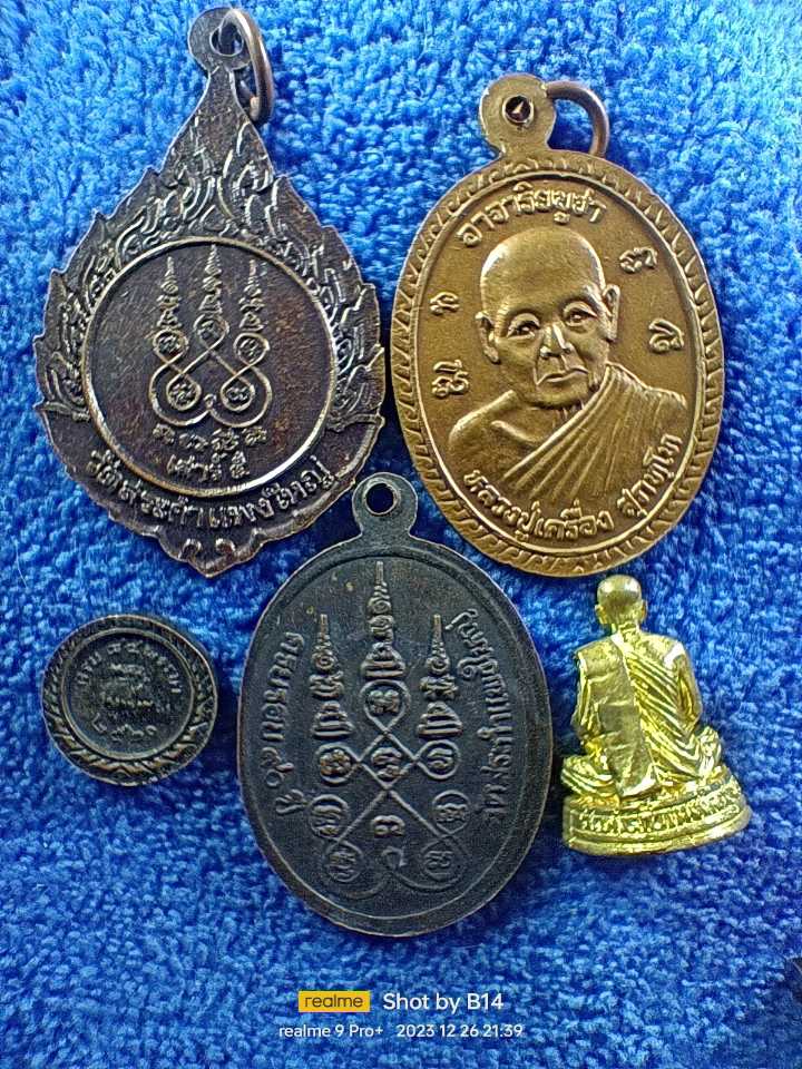 หลวงปู่เครื่อง วัดสระกำแพงใหญ่ ศรีสะเกษ สายสมเด็จลุนครับ 5 องค์ 200 บาท