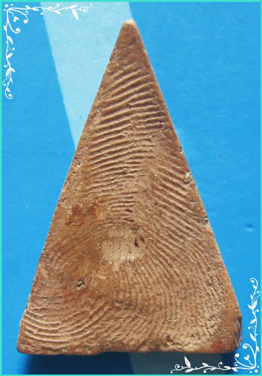 ..ลป.หอม วัดบางเตยกลาง พระนางพญา พิมพ์สมาธิ เนื้อดินเผา หลังเรียบ พิมพ์กลาง สีแดง..