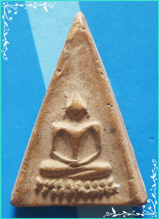 ..ลป.หอม วัดบางเตยกลาง พระนางพญา พิมพ์สมาธิ เนื้อดินเผา หลังเรียบ พิมพ์กลาง สีแดง..