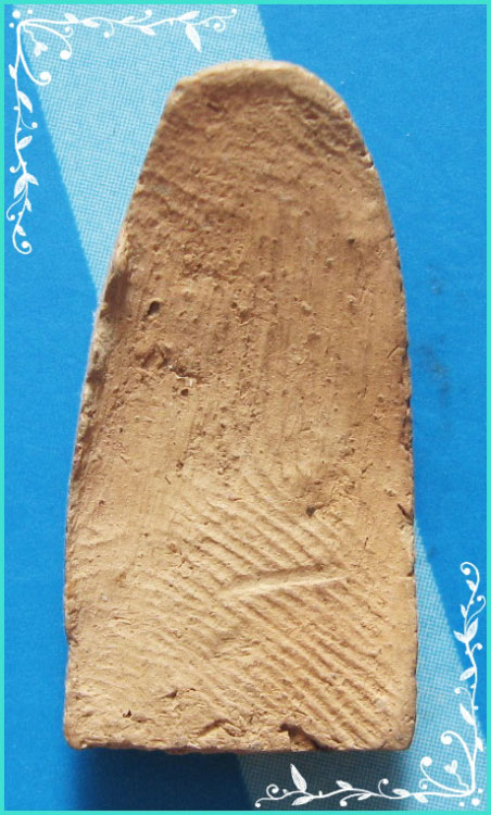 ..ลป.หอม วัดบางเตยกลาง พิมพ์ พระลีลา เนื้อดินเผา หลังเรียบ สีแดง..