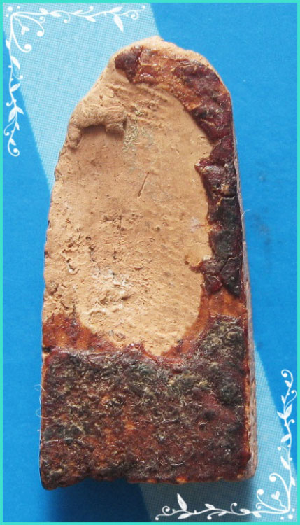 ..ลป.หอม วัดบางเตยกลาง พิมพ์ พระลีลา เนื้อดินเผา หลังเรียบ สีแดง..