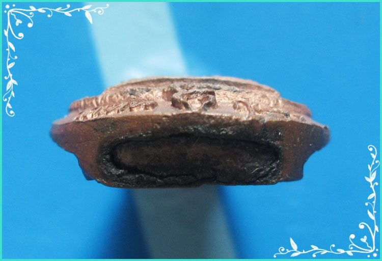 ..ลป.มัง วัดเทพกุญชร ลบ. เหรียญหล่อรุ่นแรก พิมพ์เต็มองค์ เนื้อทองผสม หลัง มณฑป ใต้ฐานอุดผง..