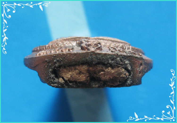 ..ลป.มัง วัดเทพกุญชร ลบ. เหรียญหล่อรุ่นแรก พิมพ์เต็มองค์ เนื้อทองผสม หลัง มณฑป ใต้ฐานอุดผง..