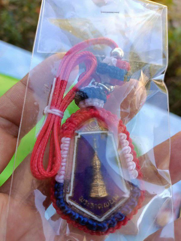 เหรียญพระธาตุพนม วัดพระธาตุพนม นครพนม ลงยาสวยๆ พร้อมเลี่ยมกันน้ำถักเชือกเทียนพร้อมใช้