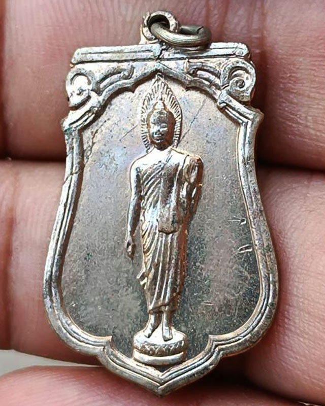 15.เหรียญเสมาฉลอง 25 พุทธศตวรรษ เนื้ออัลปาก้า พิมพ์แขนโตหลังยันต์ชิดบล็อคนิยม กระดาษแก้วเดิม พร้อมบั