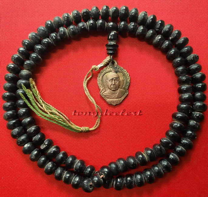 ประคำผงว่านเกสร108 รุ่นแรก หลวงพ่ออุตตมะ วัดวังก์วิเวการาม จ .กาญจนบุรี มีเหรียญห้อยปลายประคำด้วยค่ะ