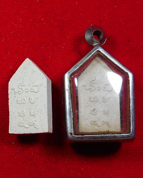  ท้าวเวสสุวรรณ รุ่น “เศรษฐีหนุนดวง” เนื้อผงพุทธคุณฉัพพรรณรังสี หลวงพ่อหนุน วัดพุทธโมกข์