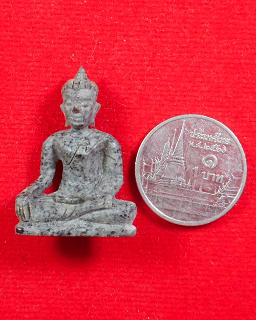 พระหินแม่น้ำโขง  หลวงอุ่นหล้า วัดป่าแก้วชุมพล จังหวัดสกลนคร