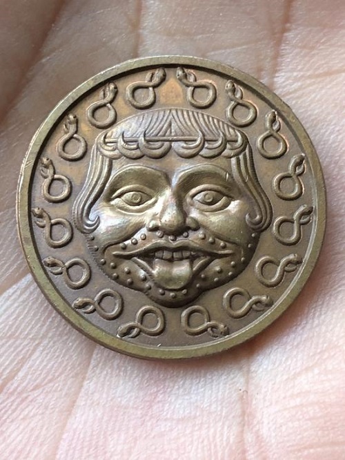 เหรียญกอร์กอน เครื่องรางโบราณ อ.คม ไตรเวทย์ รายการช่องส่องผี