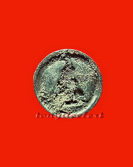 พระท่ากระดานพิมพ์เม็ดกระดุม สร้างจากเนื้อตะกั่วสนิมแดงในกรุวัดเทวสังฆาราม จ.กาญจนบุรีแท้ ๆ ค่ะ