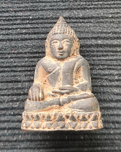 พระกริ่งเล็กหลวงพ่อสำเร็จศักดิ์สิทธิ์ รุ่นรวยปลดหนี้ ๖๔..นวะหล่อดินไทย..วัดหนองสะเดา จ.สระบุรี 