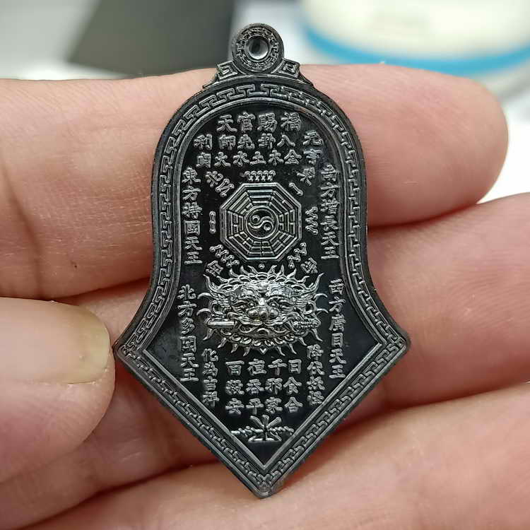 กันชงทรงจำปี แก้ดวงตก เสริมดวง เสริมบารมี รุ่นเสริมมงคล หลวงพ่ออิฎฐ์ วัดจุฬามณี  2565 เนื้อชนวนรมดำ