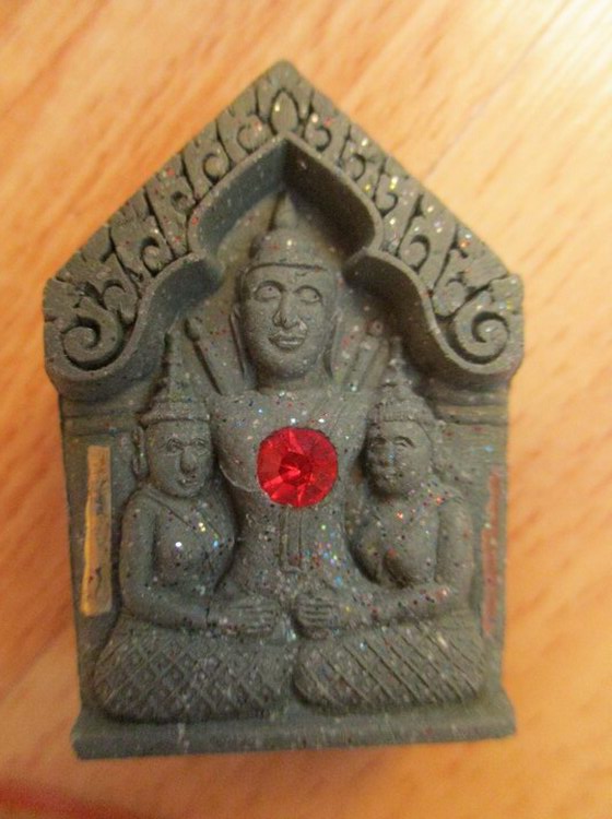 หลวงพ่อชื่น วัดตาอี พระขุนแผน รุ่น รับทรัพย์ เนื้อเขียวผสมกากยายักษ์ผงเกสรผสมอิธิเจ ฝังพลอยตะกรุด ด้