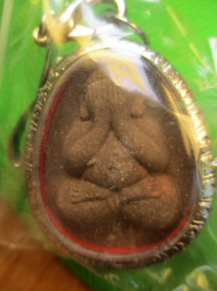 แถมกรอบลายพร้อมแหนบ๒๒๒รุ่นประสพการณ์รอดตายจากสึนามิภูเก็ต2547////สุดยอดพระผงปิดตาเนื้อว่านยาผงพุทธคุ