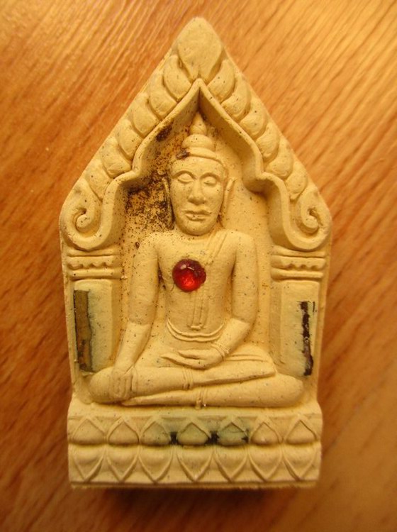 หลวงพ่อชื่น วัดตาอี พระขุนแผน รุ่น รับทรัพย์ เนื้อสมเด็จผงเกสรผสมอิธิเจ ฝังพลอยตะกรุด มีจีวรด้านหลัง