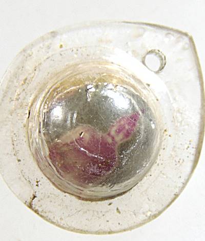 ๒๐ ลูกอมเนื้อผง ปิดทอง