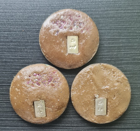 ล็อกเก็ตพระจันทร์ยิ้ม ๒๕๔๕..รวม ๓ อัน ไม่มีกล่อง..ลพ.ดำ วัดเขาพูลทอง จันทบุรี / ส่ง ems