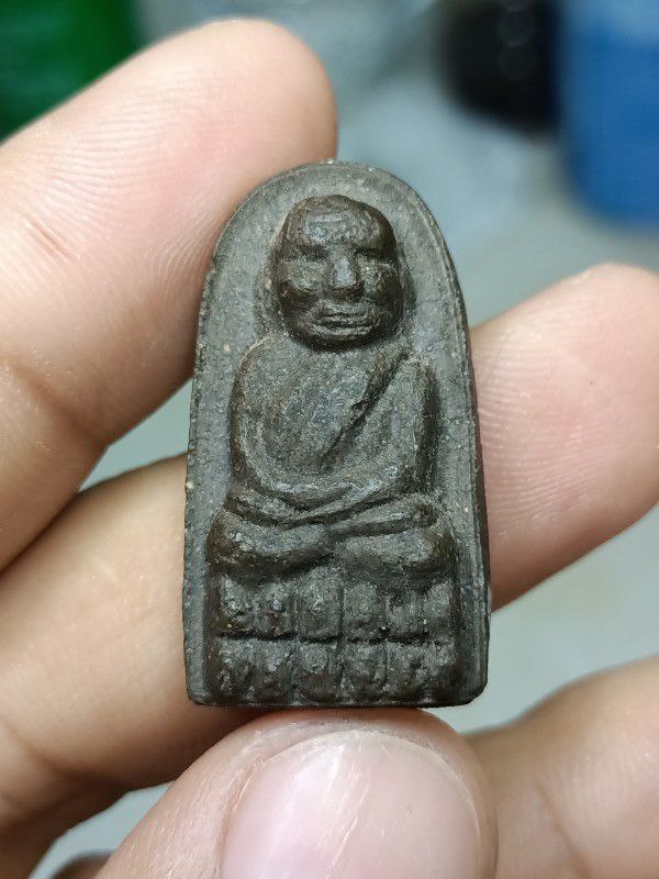 พระหลวงปู่ทวดพิมพ์พระรอด(ใหญ่) หลวงปู่หมุน วัดบ้านจาน รุ่นพระเจ้าห้าพระองค์ ปี 2543 เนื้อผงว่าน108