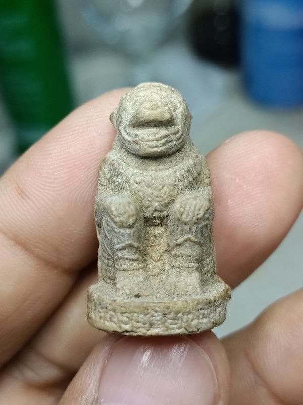 หนุมานชมภูนุช หลวงปู่หมุนปลุกเสก ปี 43 ลงทองกรรมการ เนื้อผงพุทธคุณหลังฝังพลอย พุทธาภิเษก 5 พิธีใหญ่