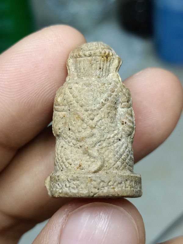 หนุมานชมภูนุช หลวงปู่หมุนปลุกเสก ปี 43 ลงทองกรรมการ เนื้อผงพุทธคุณหลังฝังพลอย พุทธาภิเษก 5 พิธีใหญ่